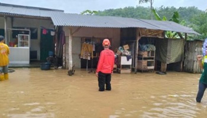 Banjir Luapan Sungai Bagong Rendam Desa Ngares Trenggalek
