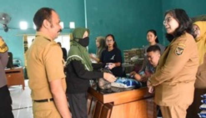 Cek Kesiapan OPM di Kelurahan Ngletih, PJ Wali Kota Kediri Untuk Pastikan Warga Kebagian Semua Saat Belanja