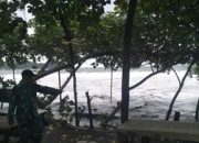 Cuaca Buruk, Gelombang Laut di Pantai Selatan Tulungagung Bikin Nelayan Ngeri