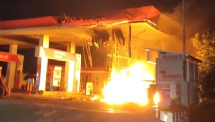 Daihatsu Espass Ludes Terbakar saat Isi BBM di SPBU Kediri, Sopir Kabur