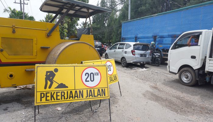 Datangkan Alat Berat, Bupati Sidoarjo Segera Perbaiki Jalan Pertigaan Kletek dan Jalan Prambon Pakerin
