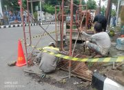 Dinas Pekerjaan Umum Dan Penataan Ruang (PUPR) Kota Kediri Melakukan Pemeliharan Rutin Drainase Dan Perbaikan Drill Guna Mengatasi Genangan Air saat Hujan Di Jalan Airlangga