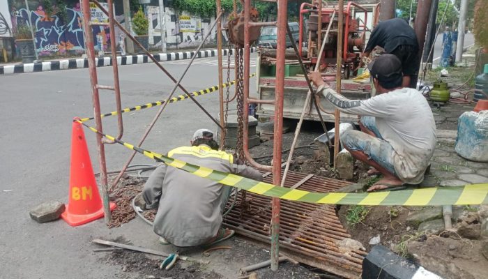 Dinas Pekerjaan Umum Dan Penataan Ruang (PUPR) Kota Kediri Melakukan Pemeliharan Rutin Drainase Dan Perbaikan Drill Guna Mengatasi Genangan Air saat Hujan Di Jalan Airlangga