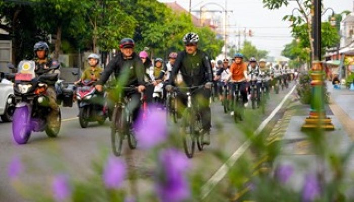 Gowes Jumat Sehat, Wali Kota Cek Pavingisasi, Tinjau Masyarakat, Serta Beri Arahan Pejabat