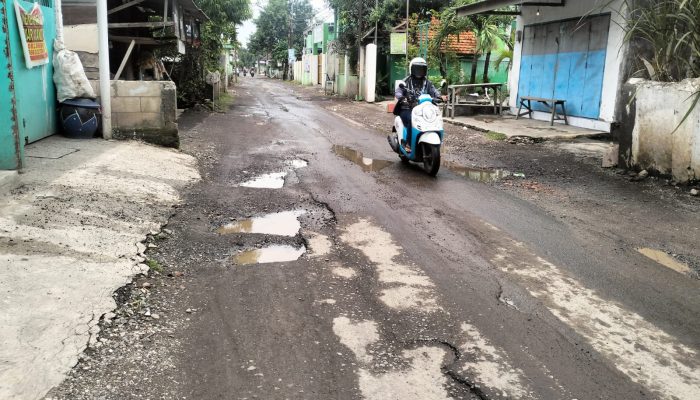 Jalan Rusak Desa Gemurung-Tebel Dikeluhkan Warga, Gus Muhdlor Pastikan Dibeton Tahun Ini