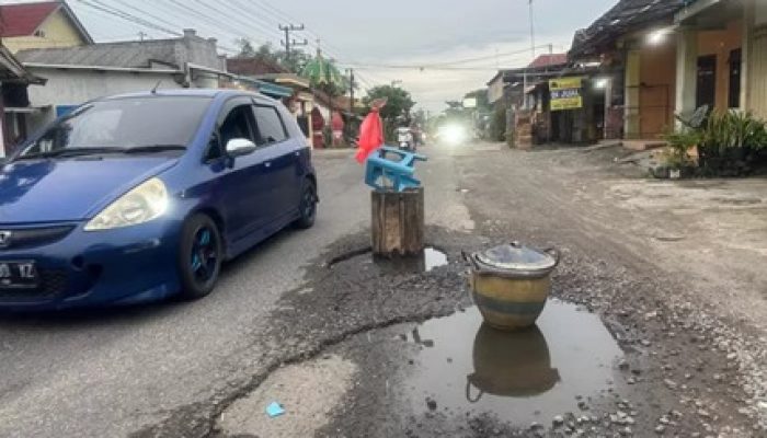 Lubang Jalan di Jogoroto Jombang Bikin Celaka, Warga Pasang Bak Sampah dan Kursi Bekas
