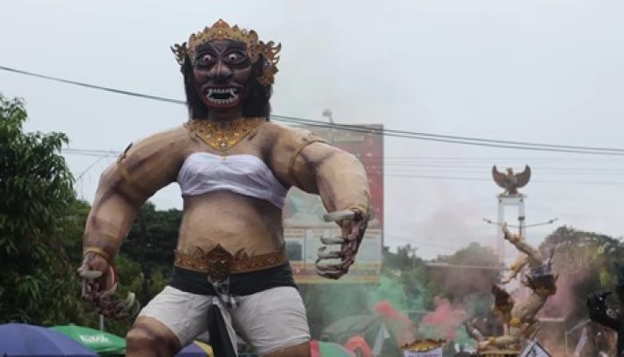 Musnahkan Butakala sebelum Jalani Nyepi, Umat Hindu di Kediri Raya Mengarak Ogoh-Ogoh