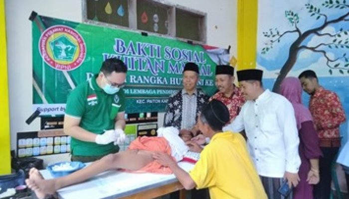 Peringati HUT Ke-50 PPNI, LKNU Kraksaan Dan PPNI Khitan 200 Anak