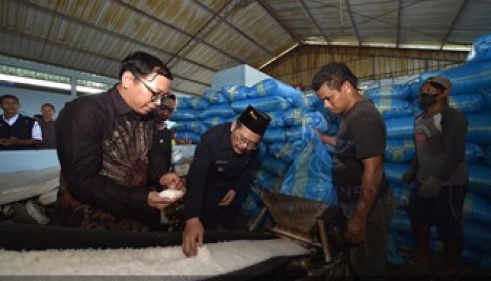 Pj Bupati Andriyanto Resmikan Gudang Garam Rakyat. Bisa Menampung Hingga 70 Ton