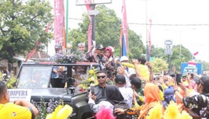 Puluhan Ribu Masyarakat Situbondo Sambut Kirab Piala Adipura 2023
