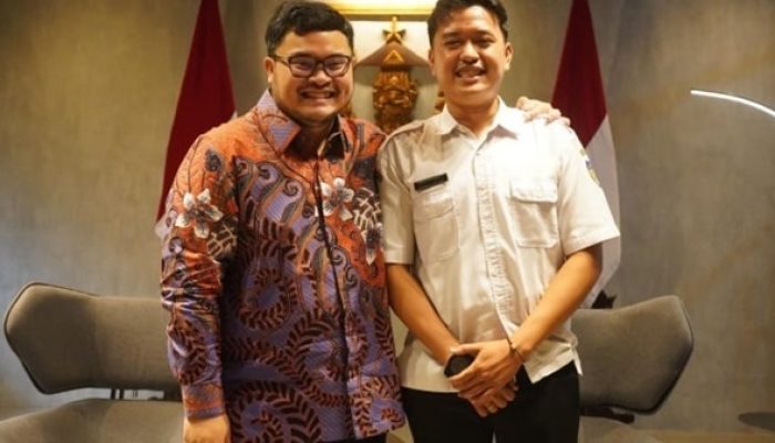 Viral karena Gunakan Gajinya Beli Peralatan Sekolah bagi Murid, Ini Nasib Guru Honorer Setelah Bertemu Bupati Dhito