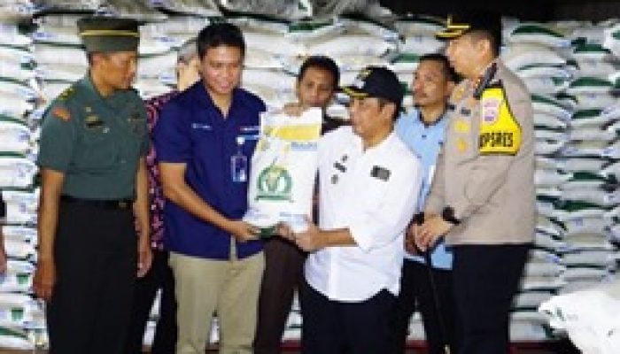 PJ. Bupati Madiun Tinjau Ketersediaan Pangan di Gudang Bulog