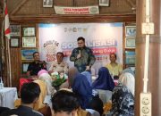 Bupati Kediri Beri Hp dan Pelatan Masak Setelah Terima Sambatan Dari Masyarakat