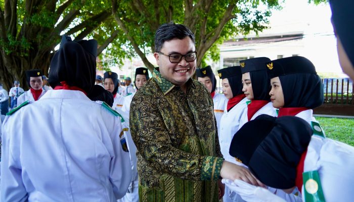 Mas Dhito Sapa Ribuan Peserta Gerak Jalan