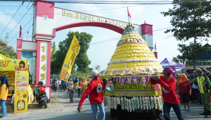 Bersih Desa Toyoresmi, Gunungan Tumpeng Tahu Kuning Diserbu Warga