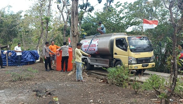 Polisi Droping Air Bersih untuk Warga Pulung Ponorogo