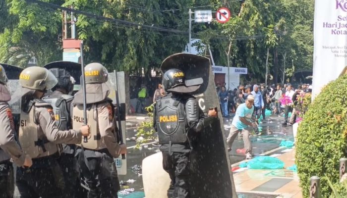 Antisipasi Kerusuhan Saat Pilkada Serentak, Ratusan Petugas Gabungan Gelar Peragaan Sispam Kota