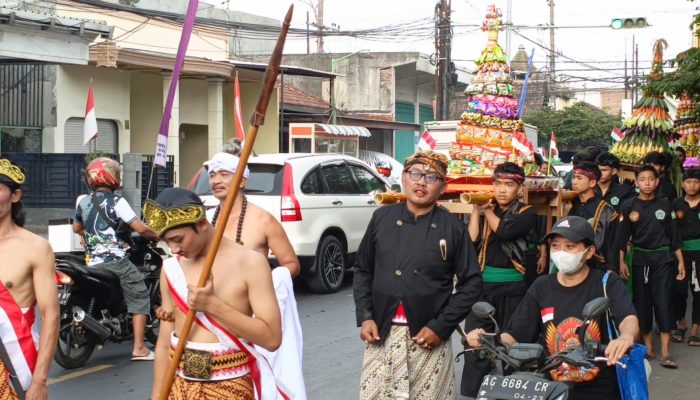 Peringati Bulan Suro, Kelurahan Tosaren Gelar Kirab Gerebek Suro
