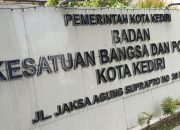 Tumbuhkan Kecintaan Pada Negara, Kesbangpol Kota Kediri Bagikan Bendera Merah Putih