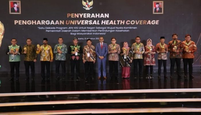 Pemkot Surabaya Raih UHC Award 2024, Anggarkan Rp500 Miliar Per Tahun Untuk Warga Berobat Gratis