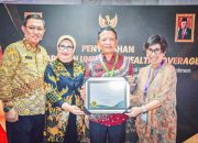 Pemerintah Kota Bekasi Terima Penghargaan UHC Award 2024