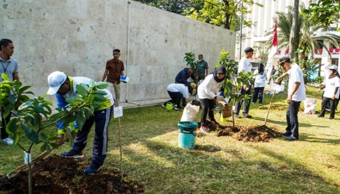Tekan Polusi, Pemkot Jakpus Tanam 70 Alpukat Cempedak di Istiqlal