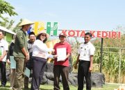 Pj Wali Kota Kediri Tinjau Gedung UPT RPH Kota Kediri Dan Serahkan Sertifikat Halal dan NKV RPH-R