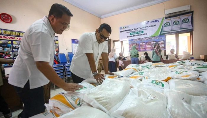 Pastikan Kelancaran, Pj. Wali Kota Mojokerto Tinjau Penyaluran Bantuan Pangan Cadangan Beras Pemerintah