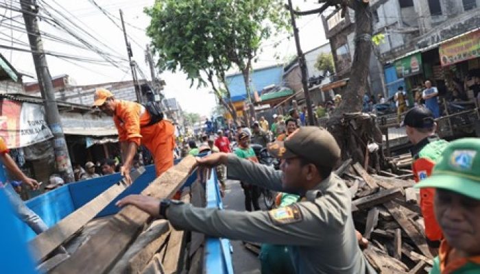 Kembalikan Fungsi Jalan, Ratusan Petugas Gabungan Tertibkan Lapak PKL Bendungan Melayu