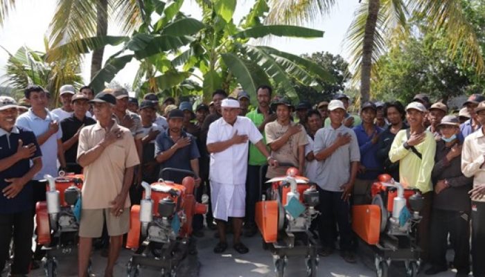 Pemkab Jembrana Salurkan Bantuan Alsintan Atasi Persoalan Air Petani