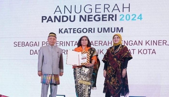 Pj Wali Kota Kediri Zanariah Terima Penghargaan Anugerah Pandu Negeri 2024
