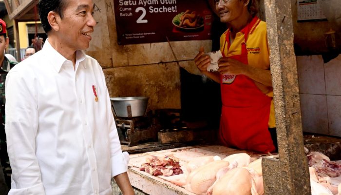 Kunjungi Pasar Soponyono Di Surabaya, Presiden Jokowi : Inflasi Pangan Terkendali Dengan Baik