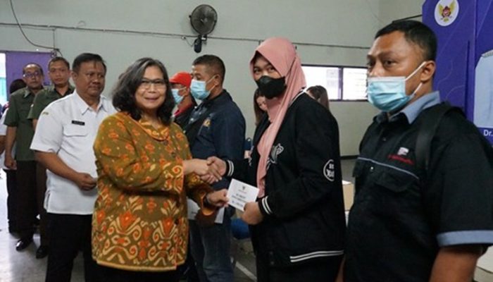 Serahkan BLT Buruh Rokok, Pj Wali Kota Kediri : Belanjakan Dengan Bijak dan Jangan Konsumtif