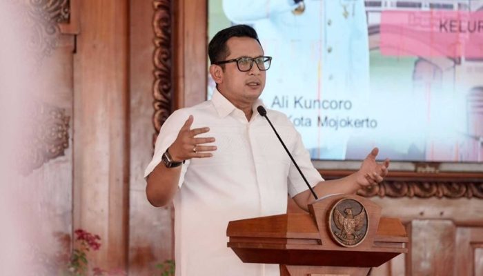 Pemkot Mojokerto Salurkan Bantuan Sembako Dan Alat Bantu Jalan Kepada Difabel Kurang Mampu