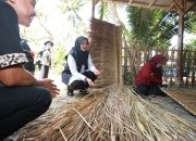 Pariwisata Menggeliat, Bawa Berkah Bagi Usaha Anyaman Atap Ilalang Di Desa Banyuwangi