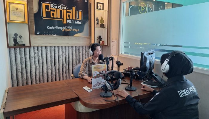 Polres Kediri Talkshow Bahaya Penyalahgunaan Narkoba dan Medsos Jelang Pilkada di Radio