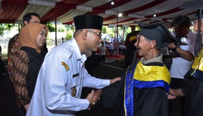 Bupati Said Mewisuda Ratusan Lansia Se-Kabupaten Boyolali