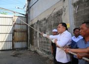 Pemkot Surabaya Bongkar Tembok Jalan Tambak Wedi Baru, Warga Sambut Dengan Suka Cita