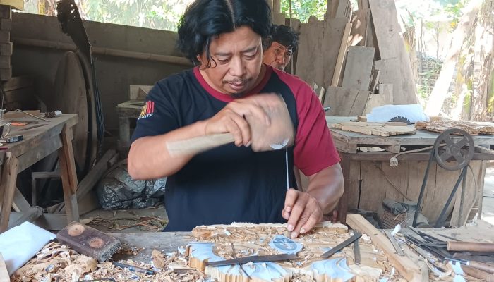 Mengeluh Tempat Kerja Kurang Layak, Pengrajin Ukir Kayu Disabilitas Kediri, Berharap Dapat Perhatian Pemerintah