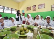 Ngantor Di Desa, Bupati Ipuk Simulasi Program Makan Siang Bergizi