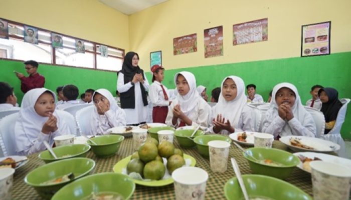 Ngantor Di Desa, Bupati Ipuk Simulasi Program Makan Siang Bergizi