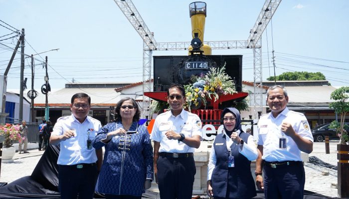 Bersama Dirut KAI Resmikan Monumen Lokomotif C1140, Pj Wali Kota Kediri : Tolong Dijaga Keberlanjutan, Kebersihan, Kerapian dan Keindahannya