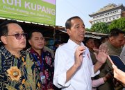 Kunjungi Pasar Dukuh Kupang, Presiden Jokowi Cek Harga dan Interaksi dengan Warga