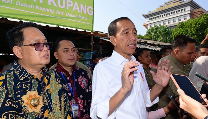 Kunjungi Pasar Dukuh Kupang, Presiden Jokowi Cek Harga dan Interaksi dengan Warga