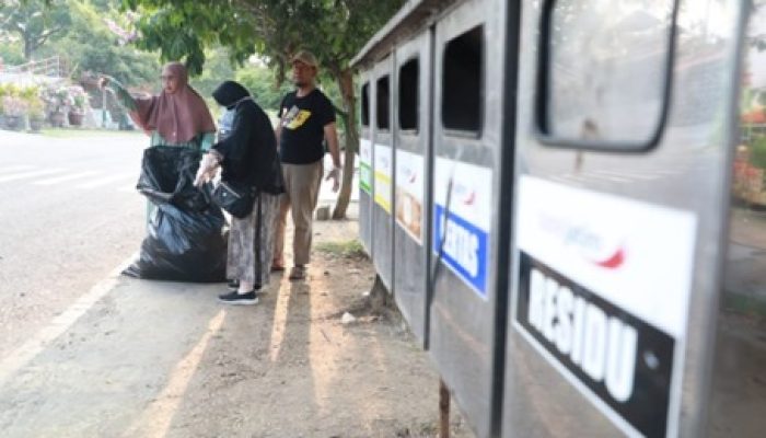 Peduli Lingkungan, Komunitas Cinta Bumi Kumpulkan Sampah Plastik Di Taman Lalu Lintas Bantaran