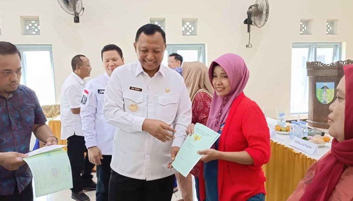 Pjs Bupati Kediri Serahkan PTSL pada Ratusan Warga Desa Sambiresik