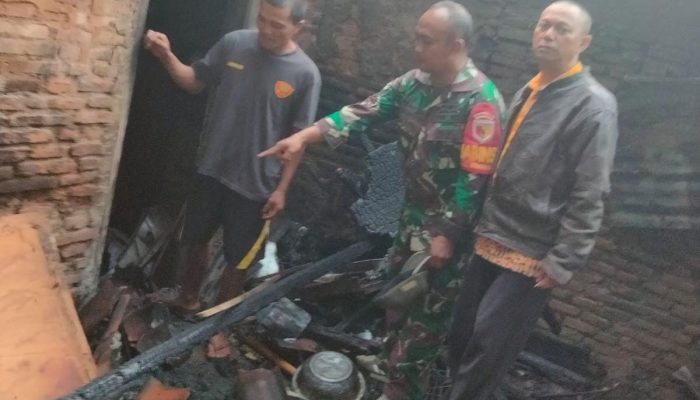 Kebakaran Hanguskan Rumah Warga, Babinsa Wonokoyo Bantu Evakuasi