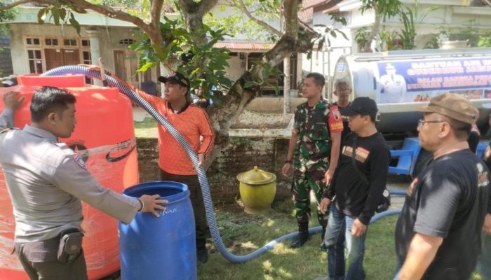 Solidaritas untuk Trenggalek: KAUJE, TNI-Polri Dan BPBD Bersatu Salurkan Bantuan Air Bersih Di Tengah Krisis