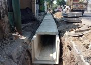 Antisipasi Banjir di Beberapa Titik, DPUPR Kota Kediri Turun Tangan Lakukan Aksi Pembersihan Saluran Air