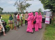 Kapolsek Gurah Bersama Bhayangkari Bagi Bagi Nasi Kotak Kepada Petani